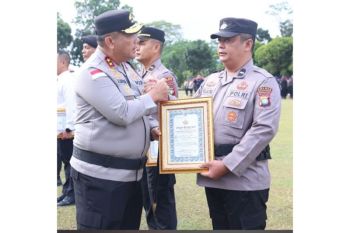Berdedikasi jadi relawan sopir jenazah, Aipda Raja Faisal terima penghargaan dari Kapolda Kepri