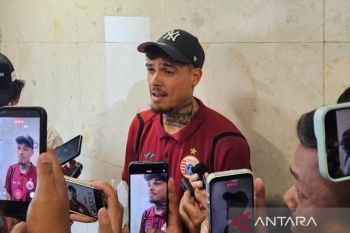 Mauricio Souza bela penampilan Shayne Pattynama