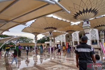 Kawasan Masjid Al Amjad Tangerang jadi lokasi favorit "ngabuburit"