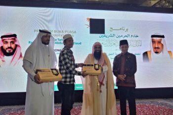Saudi distributes iftar packages, calls Indonesian Muslims "the Best"