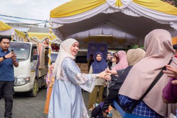 Wali Kota Lisa Halaby bagikan bawang gratis di lokasi pasar murah