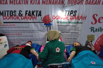 PMI membuka gerai donor darah Ramadhan di Masjid Almarkaz Makassar