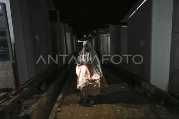 Shalat Tarawih perdana di mushala huntara Palembayan