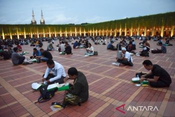 Masjid Istiqlal bagikan ribuan nasi kotak selama Ramadhan
