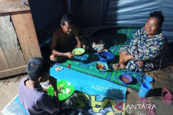 Penyintas bencana banjir bandang Tapsel sahur perdana
