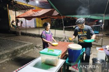 Dapur umum menyediakan santap sahur penyintas bencana di Tapsel