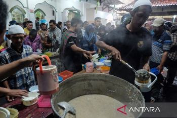 Masjid Darussalam Solo bagikan 1.000 porsi bubur samin