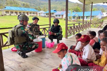 Satgas Yonif 511/DY bagi bubur kacang ke siswa SD Malagai Lanny Jaya