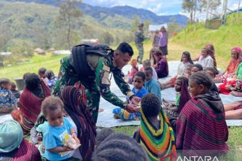 Satgas Yonif 511/DY programkan pembagian makan gratis bagi warga Tima Lanny Jaya