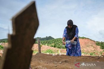 Penyintas bencana longsor di Tapsel ziarah makam jelang Ramadhan