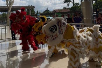 Atraksi budaya hiasi Perayaan Imlek di Bandara Sam Ratulangi