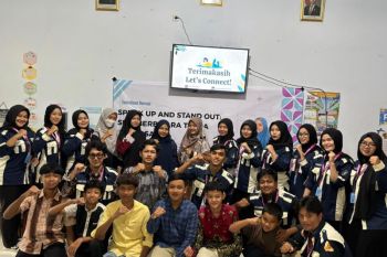 Mahasiswa KKN-DIK FKIP UMS selar sosialisasi public speaking bagi remaja Desa Parakan