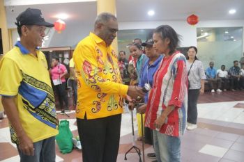 Pemkot Jayapura serahkan bantuan bagi disabilitas dan lansia