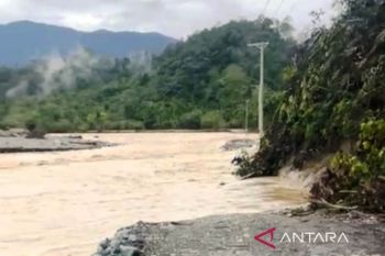 Akses jalan ke Sikundo Aceh Barat terendam banjir luapan sungai setinggi satu meter