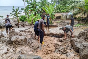 Legislator Ferdinand Dumais bawa bantuan ke Manado Tua