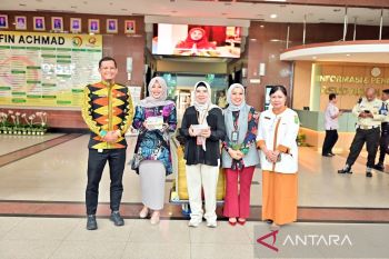 BRK Syariah Berbagi Takjil di Hari Pertama Ramadan untuk Pasien dan Penunggu Kelas III RSUD Arifin Achmad