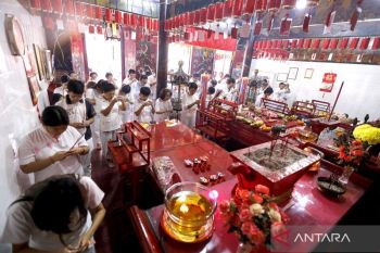 Umat Tridharma Kota Gorontalo sembahyang menyambut Cap Go Meh