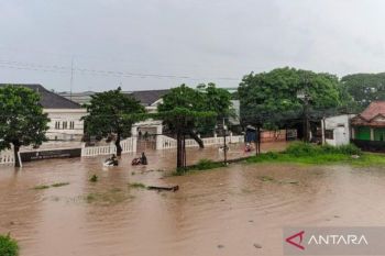 19.408 Kepala Keluarga di Bekasi terpaksa jalani puasa di tengah genangan banjir
