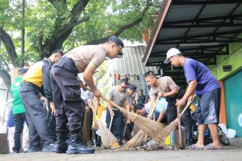 Ratusan personel gabungan bersihkan Pasar Wates dari sampah