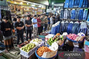Ruangan masjid penuh, pedagang dan pengunjung shalat Jumat lorong kios Pasar Tanah Abang