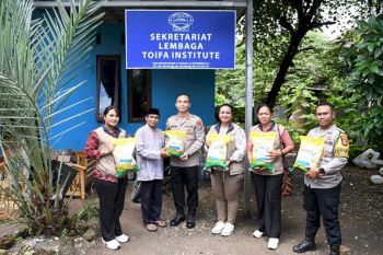 Polda NTT menyalurkan dua ton beras untuk 365 keluarga di Kabupaten TTS