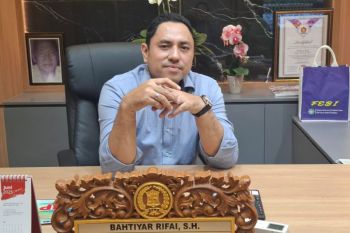 DPRD Surabaya dukung Pemkot tertibkan tiang FO ilegal