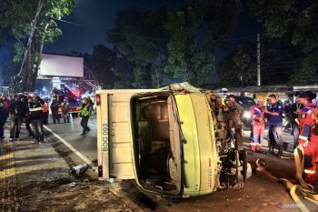 Polisi evakuasi mobil boks terguling di Jalan Gatot Soebroto Bandung