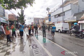 Pemkab Kudus gandeng TNI/Polri bersihkan jalan setelah tradisi Dandangan