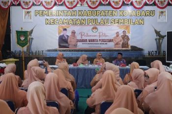 Ketua DWP Kotabaru kunjungi warga di pulau terpencil