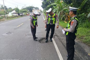 Polres Lamsel sisir titik jalan berlubang untuk keamanan jalur mudik