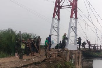 TNI dan warga selesaikan perbaikan jembatan gantung di Kabupaten Langkat