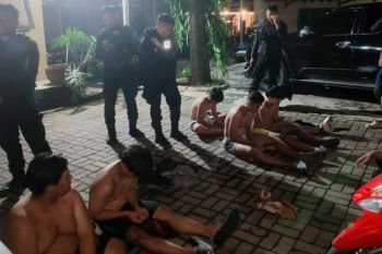 Polisi gagalkan tawuran kelompok remaja dengan modus perang sarung di Karawang
