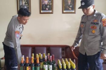 Polisi sita puluhan botol minuman keras dari rumah warga di Pasirwangi Garut