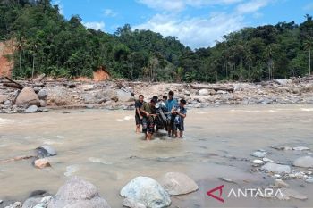 Pascabanjir bandang, Warga Desa Sibio-bio Tapteng masih terisolir akibat jembatan putus
