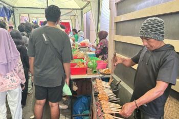 Warga Bali multi keyakinan dan wisatawan berburu takjil di Kampung Wanasari