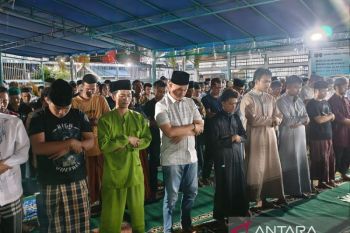 Masuki Malam Ketiga Ramadhan, Kalapas dan Jajaran Kembali Tarawih Bersama Warga Binaan