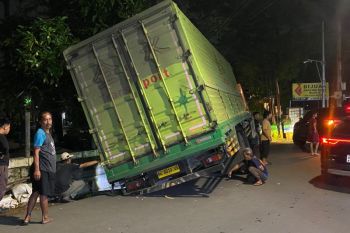 Penyebab sulitnya evakuasi truk terperosok di Puri Kembangan Jakarta
