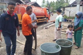 Pemkab Dharmasraya salurkan air bersih untuk warga terdampak kekeringan