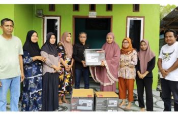 Kelompok usaha di Lutra terima bantuan mesin jahit