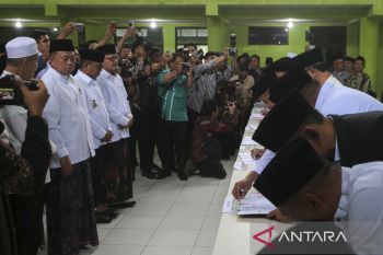 Menteri ATR/Kepala BPN serahkan sertifikat tanah wakaf