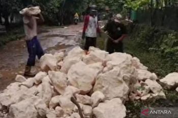 Warga Muaragembong Bekasi perbaiki jalan rusak secara swadaya