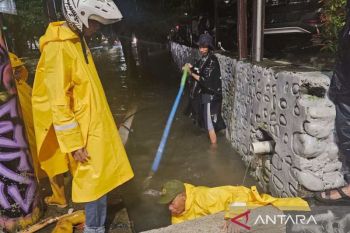 Pemkot Makassar kerahkan personel atasi banjir di jalan nasional