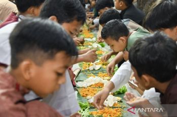 Megibung, tradisi buka puasa bersama khas Bali