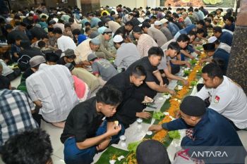 Tradisi megibung saat berbuka puasa masyarakat muslim Bali