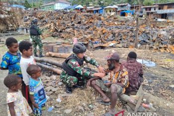 Satgas 511/DY lakukan pemeriksaan kesehatan korban kebakaran Tolikara