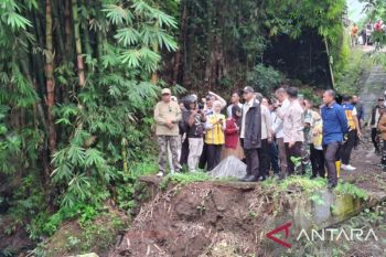 Menteri PU pastikan bangun jembatan putus akibat banjir di Jember