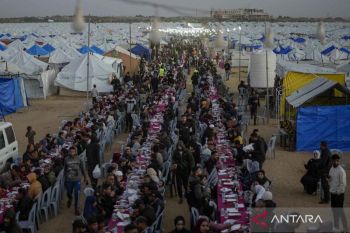 Suasana warga Palestina berbuka puasa di antara tenda pengungsian