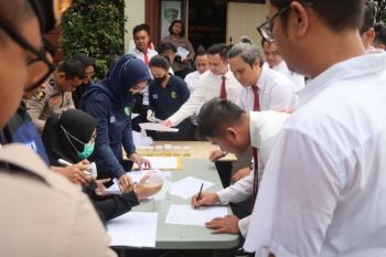 Jaga integritas, Personel Polres Tangsel jalani tes urine narkoba