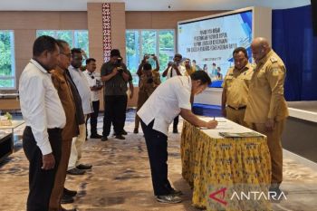 Gubernur Papua serahkan dana hibah ke sembilan lembaga keagamaan