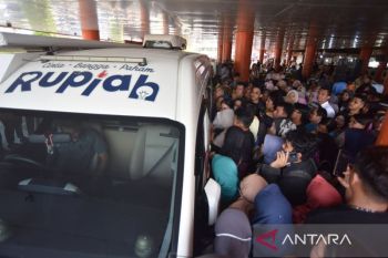 Warga Padang antre tukar uang, BI Sumbar siapkan Rp2,849 triliun